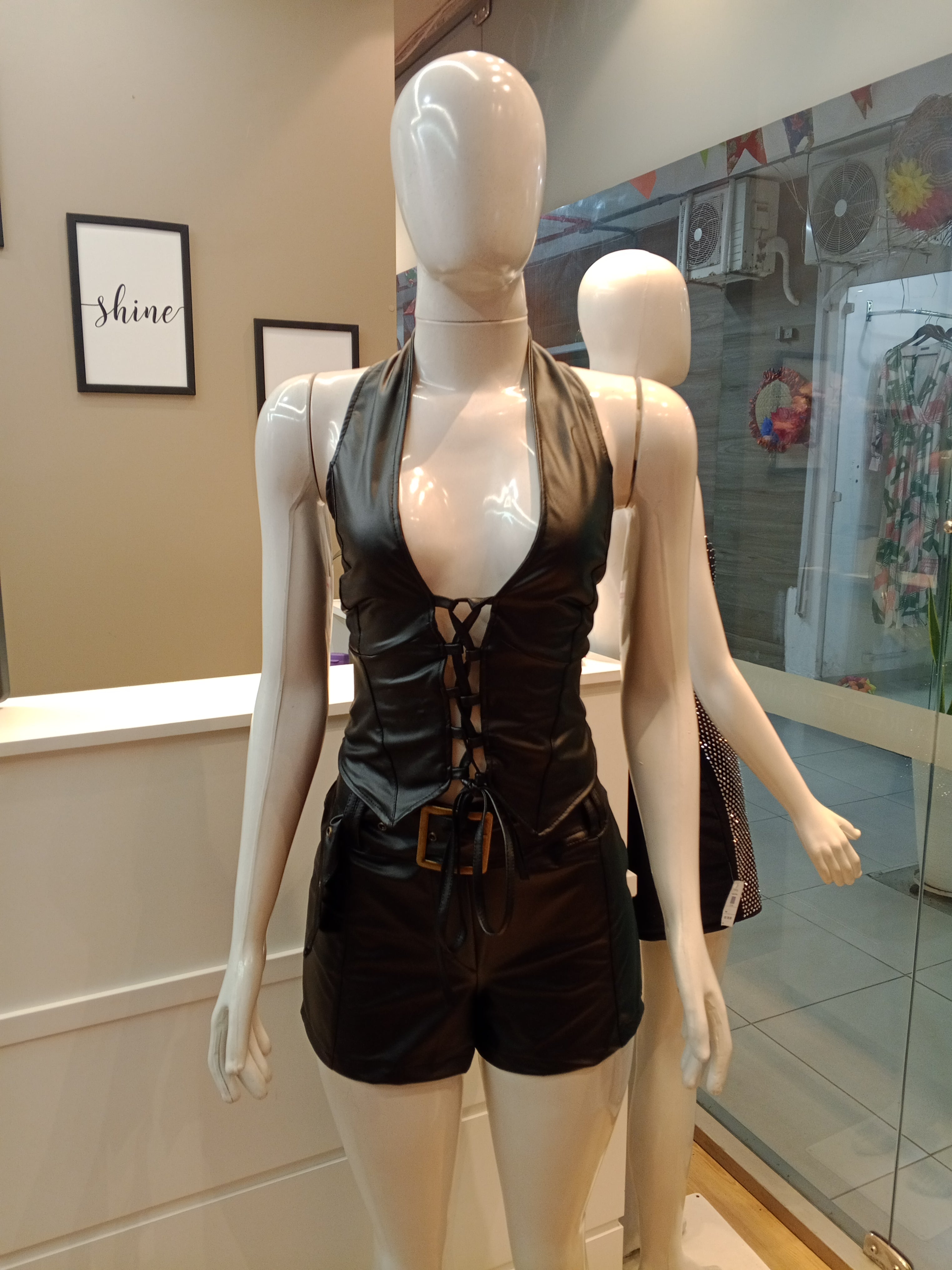 Conjunto Cropped e Short Couro*