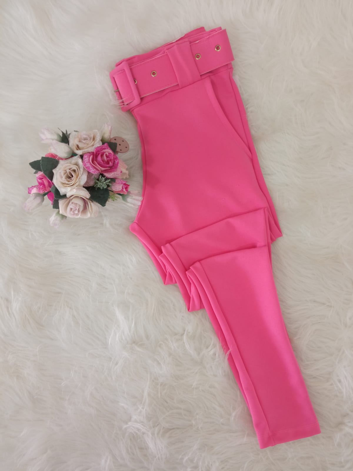 Calça skinny com cinto