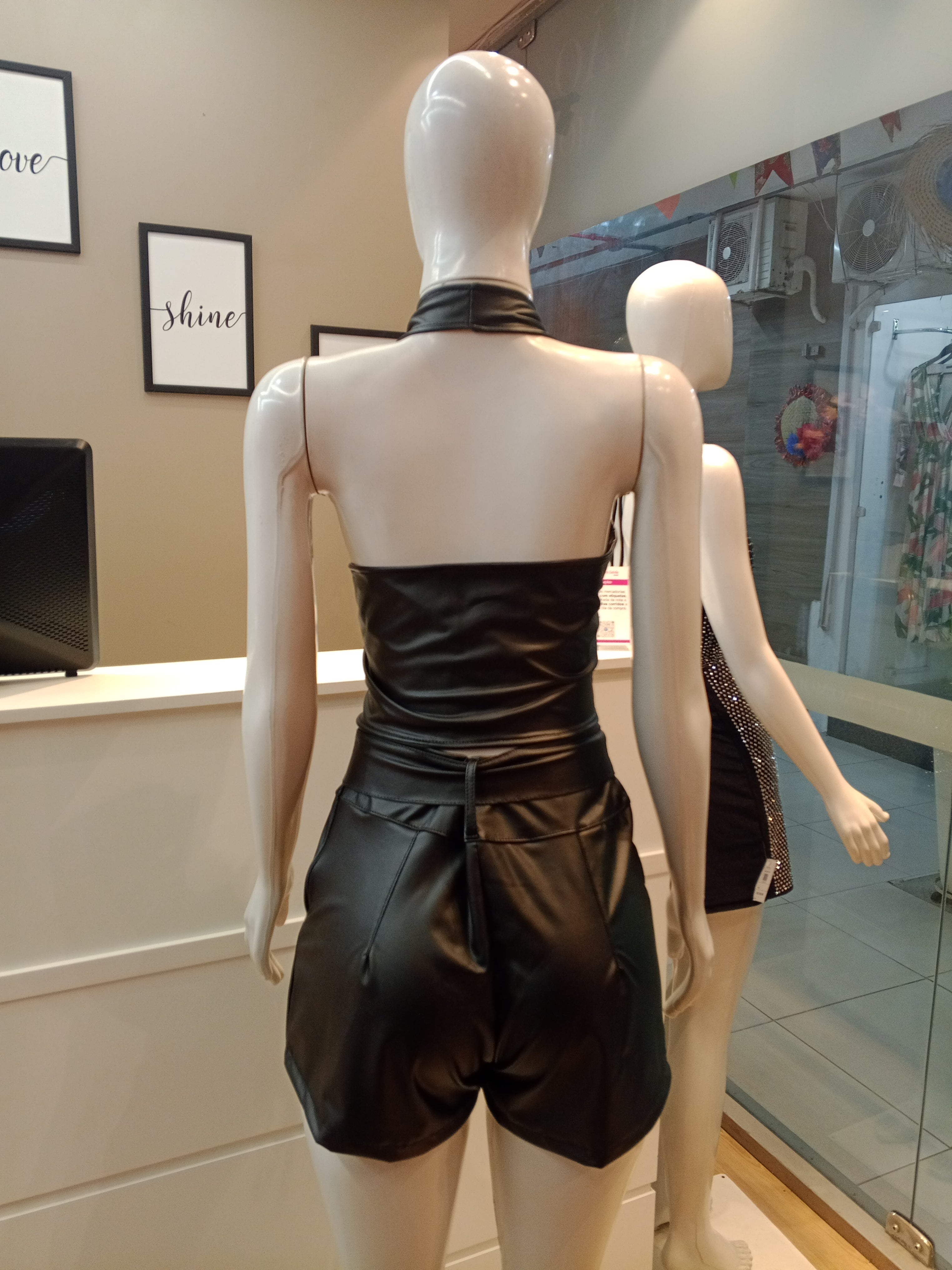 Conjunto Cropped e Short Couro*