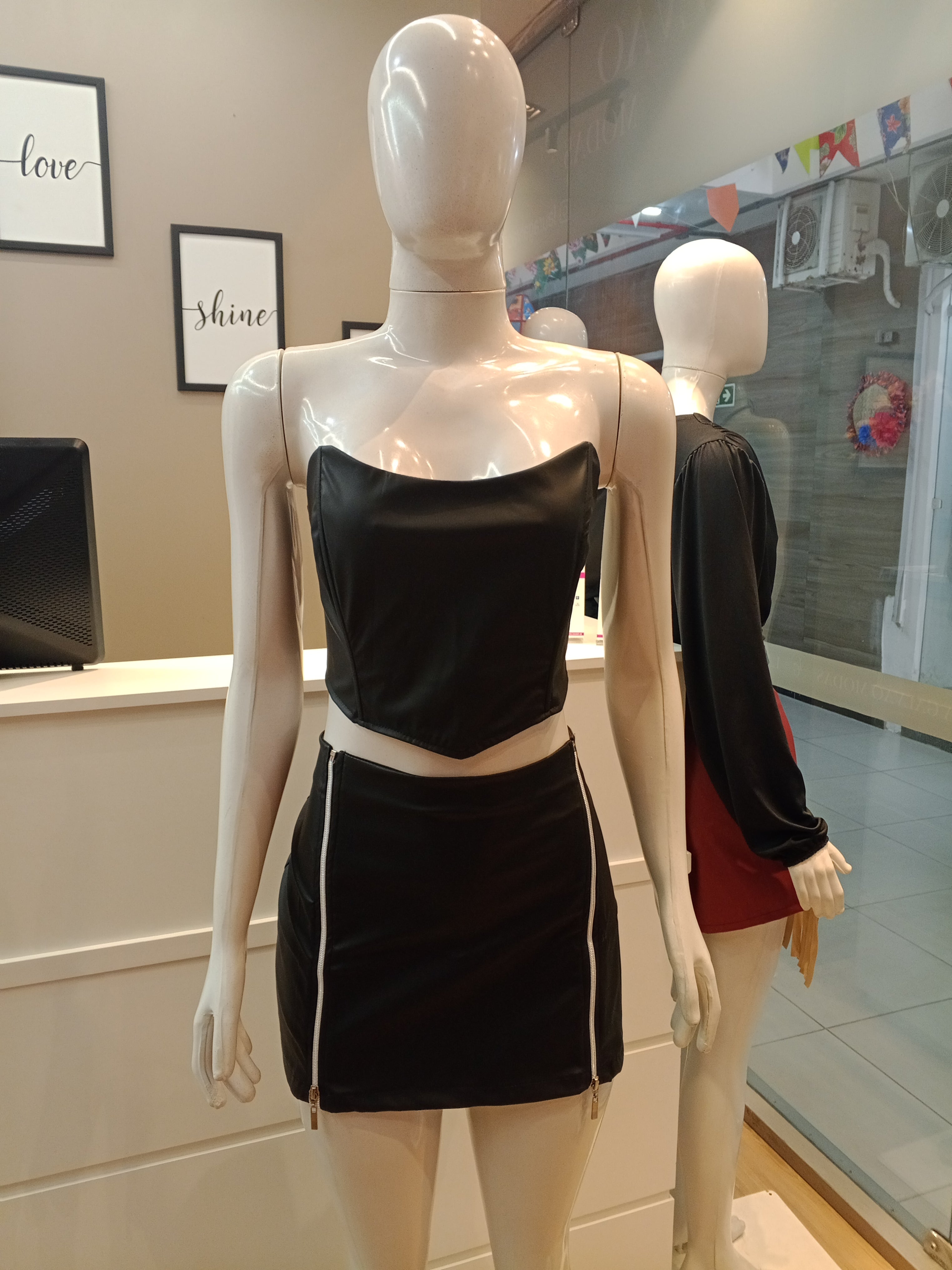 Conjunto Cropped e Saia Couro*